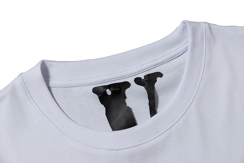Белая футболка VLONE с бирюзовым логотипом и принтом