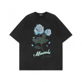 Чёрная футболка от бренда Layfu с принтом из голубых роз. 