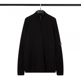 Чёрный свитер C.P с молнией на груди и карманом на рукаве