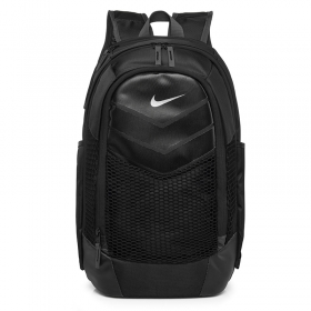 Чёрный спортивный рюкзак Nike с сетчатым карманом снаружи 