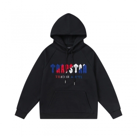 Чёрный худи Trapstar с сине-красным вышитым логотипом на груди