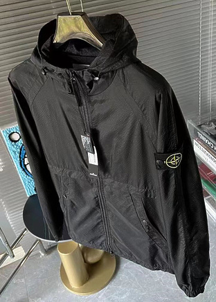 Ветровка черного цвета Stone Island легкая модель с капюшоном