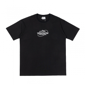 Чёрная с фирменным логотипом на груди Vetements базовая футболка
