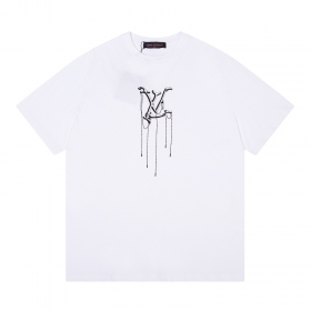 Стильная белая футболка с логотипом бренда Louis Vuitton