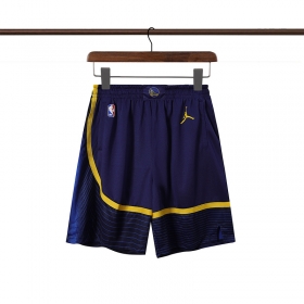 Темно-синие шорты от бренда Nike Jordan с желтыми полосами