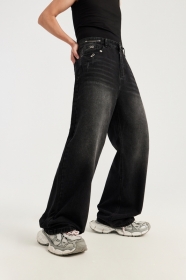 Брендовые черные джинсы INFLATION с декоративными деталями на кармане