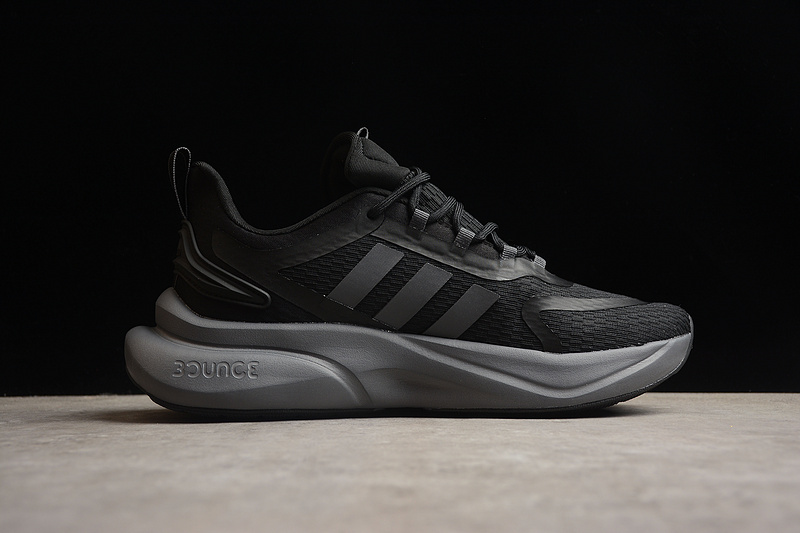 Полностью чёрного цвета кроссовки Adidas, беговая модель AlphaBounce+.