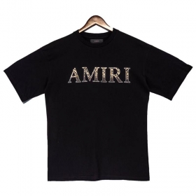 Модная черного цвета футболка AMIRI с брендовой надписью на груди