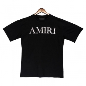 Черная базовая футболка AMIRI, вырез горловины округлый, спереди принт.
