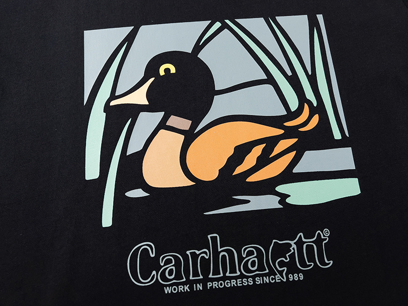 Черная футболка бренда Carhartt с фирменным принтом "утка"
