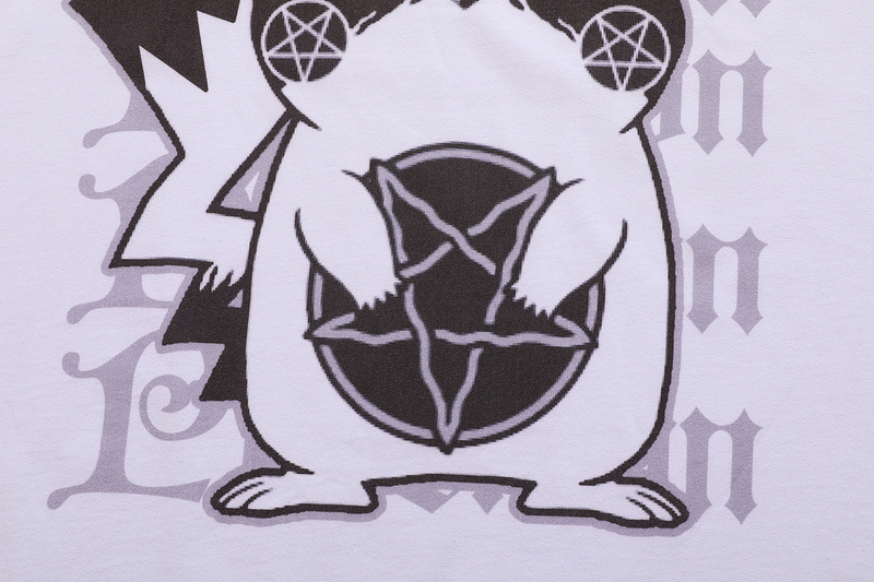Футболка белая с рисунком "pikachu сатанист" спереди
