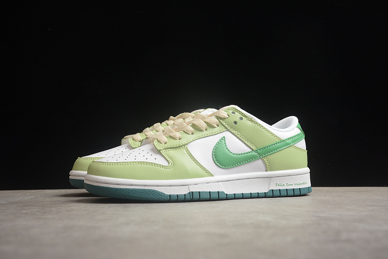 Кроссовки Nike SB Dunk Low белые с зелеными элементами