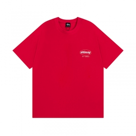 Красная футболка STUSSY с ярким абстрактным принтом