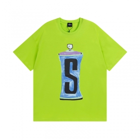 Салатовая футболка STUSSY с принтом в виде баллончика с краской