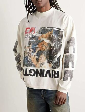 Свитшот RRR 123 Rivington белого цвета с яркими принтами и надписью