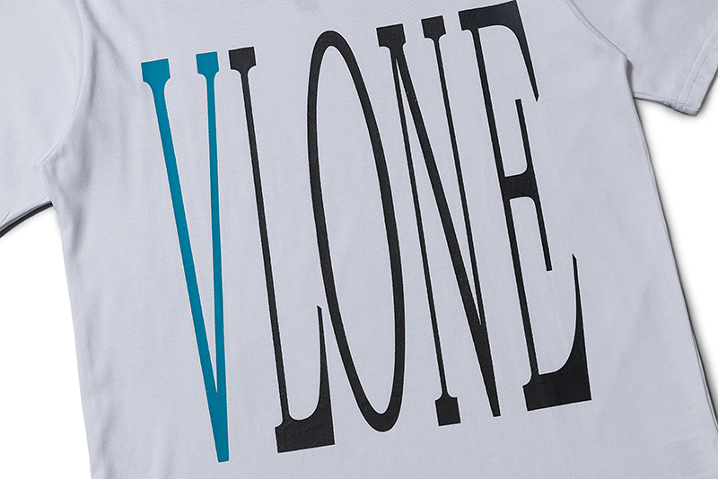 Белая футболка VLONE с бирюзовым логотипом и принтом