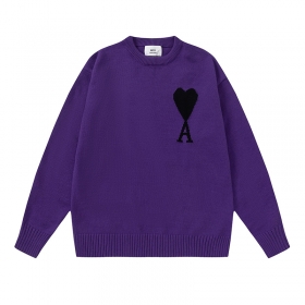 Фиолетовый с лого на груди AMI свитер с приспущенной линией плеча