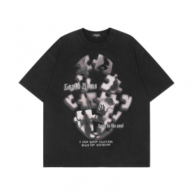 Базовая чёрная футболка с принтом по центру на груди от бренда Layfu 