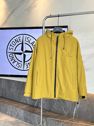 Брендовая куртка Stone Island выполнена в горчичном цвете