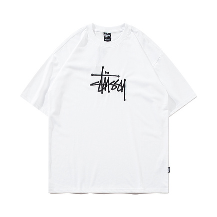 Белая с вышитым логотипом по центру Stussy футболка