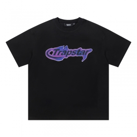 С фиолетовым логотипом на груди Trapstar чёрная оверсайз футболка