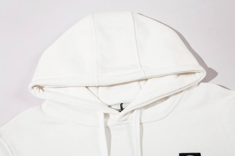 Базовое белое худи от бренда STONE ISLAND с удобным капюшоном