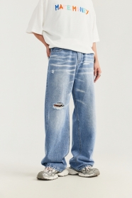 Базовые джинсы в синем цвете INFLATION с дыркой на штанине