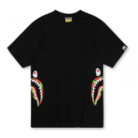 Чёрная футболка Bape Shark WGM с ярким цветным принтом сбоку