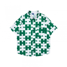 Зелено-белая рубашка с коротким рукавом TIDE EKU  и принтом пазлов