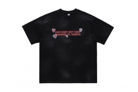 Черная футболка с буквенным принтом, красными сердцами и смайликами.