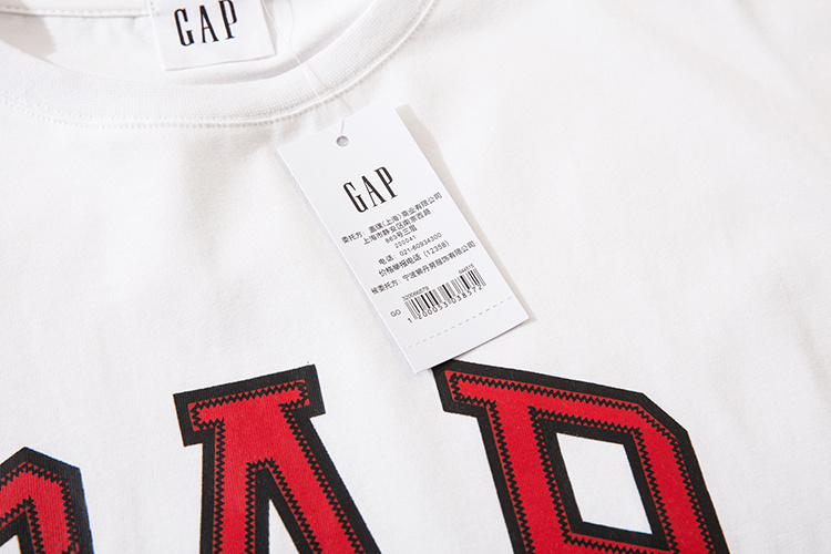 Белая футболка от бренда GAP с красным логотипом на груди