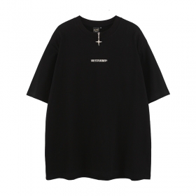 Черная футболка YUXING с металлической звездой, плечиками и логотипом.