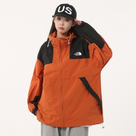 Оранжевая с логотипом The North Face куртка с высоким воротником