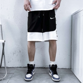 Трикотажные чёрные с логотипом по бокам Nike шорты на резинке