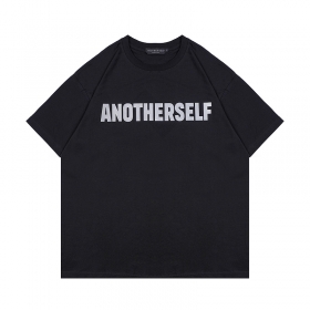 Чёрная Anotherself футболка со светоотражающим лого оверсайз