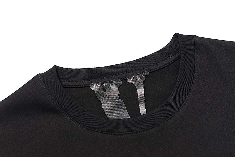 Чёрная футболка VLONE с разноцветным логотипом и принтом