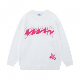 От бренда THINKER легкий свитер в белом цвете с розовым рисунком