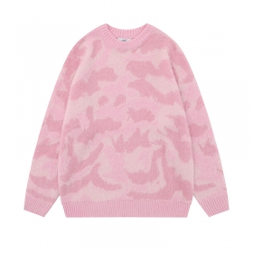 В цвете розовый камуфляж комфортный свитер THINKER