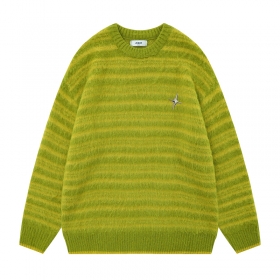 Полосатый зеленый свитер с брошью в виде звезды THINKER
