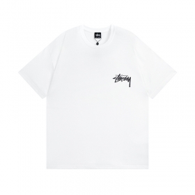 Белая футболка STUSSY с черным логотипом и коротким рукавом