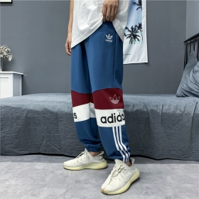 Синие спортивные штаны на резинке и логотипом бренда Adidas