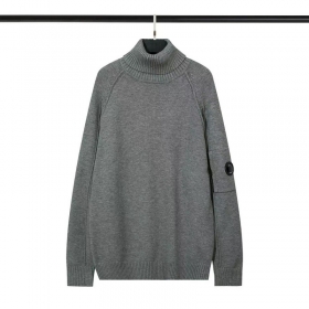 Серый свитер C.P с высоким воротником и карманом на рукаве