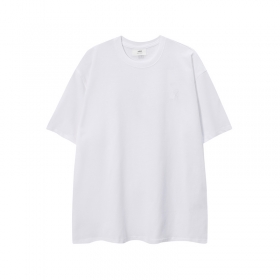 Унисекс белая футболка AMI выполнена в стиле оверсайз