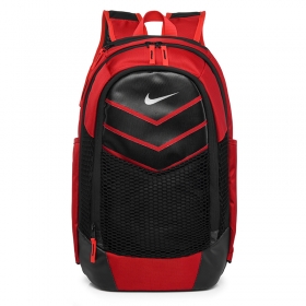Красный рюкзак с сетчатым карманом спереди от бренда Nike 