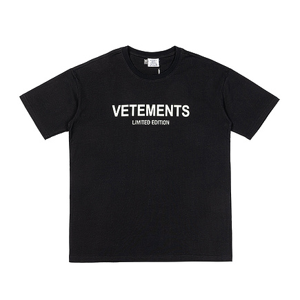 Vetements чёрная с логотипом на груди футболка свободного кроя