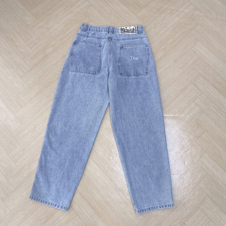 Комфортные джинсы от бренда Dime выполнены в синем цвете