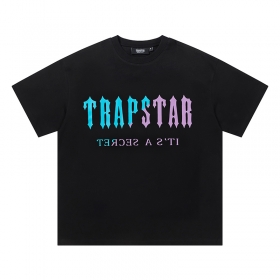 Чёрная Trapstar с фиолетово-голубой надписью по центру груди футболка