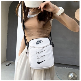 Универсальная белая сумка Nike выполнена из текстиля