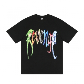 Привлекательная Revenge черная футболка с разноцветным лого