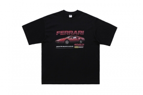 Черная футболка с цветовым принтом "FERRARI 1982"спереди